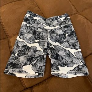 Black and White Floral Yoga Short - Size S